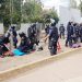 NORMALISTAS ARROJAN PIEDRAS Y PALOS A POLICÍAS EN TIRIPETÍO, MICHOACÁN