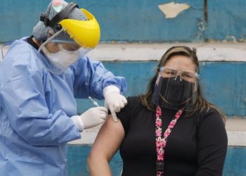 OTRO VOLUNTARIO DE VACUNA PRESENTA UNA ENFERMEDAD