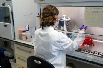 OXFORD REANUDARÁ ENSAYOS DE SU VACUNA CONTRA EL COVID-19