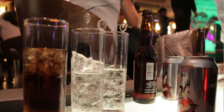 PAREJA TOMA TEQUILA ADULTERADO EN PUEBLA, ÉL MUERE Y ELLA TIENE MUERTE CEREBRAL