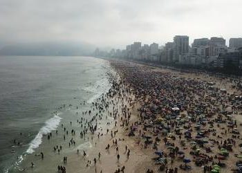 PESE A RESTRICCIONES, LLENAN LAS PLAYAS DE RÍO DE JANEIRO