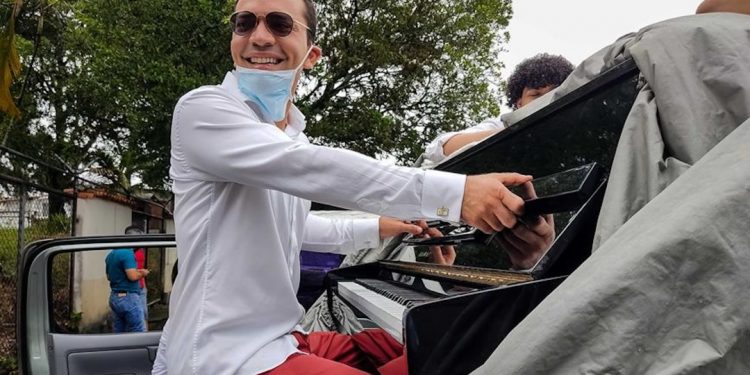 PIANISTA ESPARCE ‘DESINFECCIÓN MUSICAL’ CONTRA COVID-19 EN VENEZUELA
