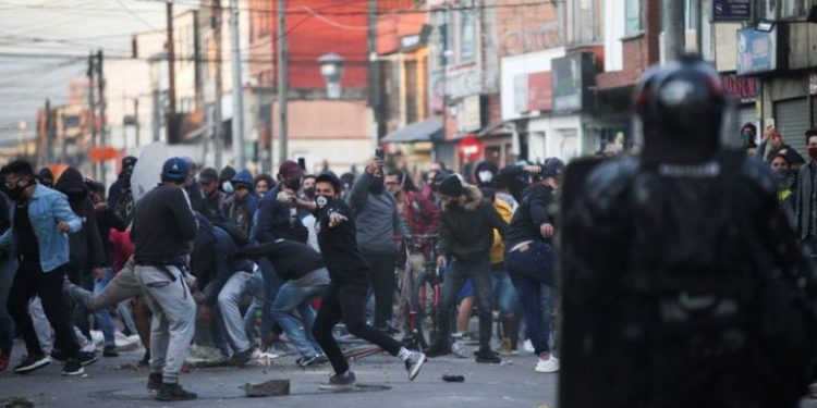 PROTESTAS CONTRA BRUTALIDAD POLICIACA EN COLOMBIA DEJAN SIETE MUERTOS