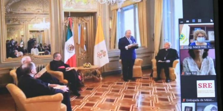 RECIBE ARZOBISPO YUCATECO MEDALLA OHTLI