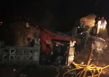 SUJETO EN HUIMANGUILLO INCENDIA SU VIVIENDA ESTANDO SU ESPOSA E HIJA ADENTRO