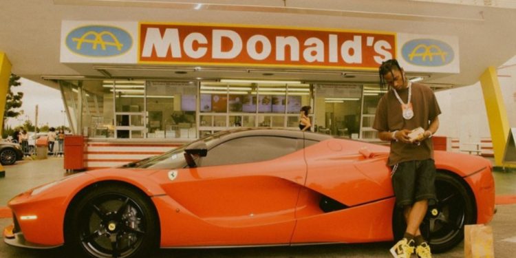 TRAVIS SCOTT, EL FAMOSO RAPERO, CREA SU PROPIA HAMBURGUESA CON MCDONALD’S