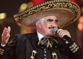 VICENTE FERNÁNDEZ ESTRENA NUEVA VERSIÓN DE «YA NO INSISTAS CORAZÓN»