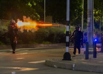 VIOLENTAS PROTESTAS EN COLOMBIA DEJAN 10 MUERTOS Y DECENAS DE HERIDOS