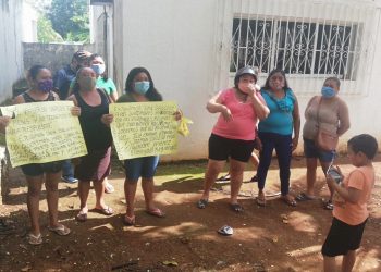 ATIENDE FUNCIONARIO DE BIENESTAR A MANIFESTANTES Y LES ACLARA DUDAS SOBRE OPERACIÓN DEL PROGRAMA DE VIVIENDA