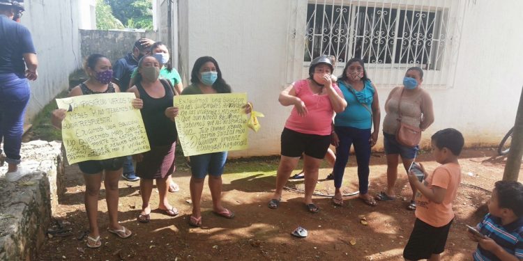 ATIENDE FUNCIONARIO DE BIENESTAR A MANIFESTANTES Y LES ACLARA DUDAS SOBRE OPERACIÓN DEL PROGRAMA DE VIVIENDA