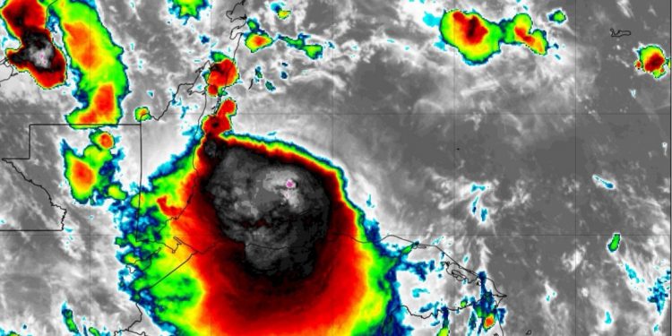 “NANA” YA ES HURACÁN, SE REGISTRAN LLUVIAS LEVES EN EL SUR DE QROO
