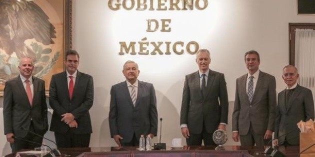 AMLO DIALOGA CON DIRECTOR COCA-COLA EN PLENA CRISIS SOBRE REFRESCOS