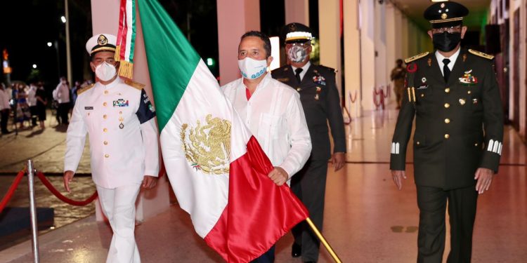 RECUERDA CARLOS JOAQUÍN, EN CEREMONIA DEL GRITO DE INDEPENDENCIA, A LOS CAÍDOS POR EL COVID-19