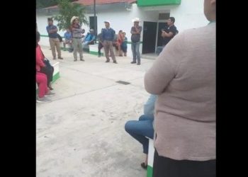 POBLADORES OBLIGAN A CAMINAR EN EL LODO AL ALCALDE DE BELLAVISTA, CHIAPAS