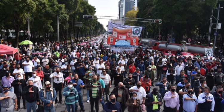 TAXISTAS EXIGEN SE APLIQUE LA REGULACIÓN A LAS APLICACIONES COMO LO QUE SON, UN SERVICIO PÚBLICO