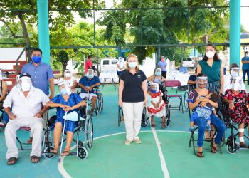EL DIF QUINTANA ROO ENTREGA SILLAS DE RUEDAS EN BACALAR