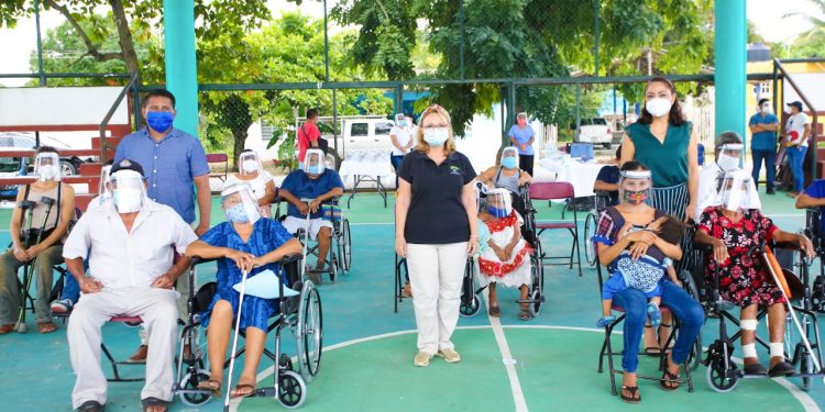 EL DIF QUINTANA ROO ENTREGA SILLAS DE RUEDAS EN BACALAR