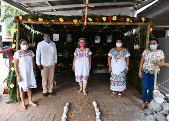 EL DIF MUNICIPAL CELEBRA EL HANAL PIXAN CON ALTAR EN MEMORIA DE SUS PRESIDENTAS FALLECIDAS.