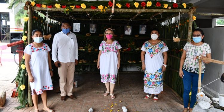 EL DIF MUNICIPAL CELEBRA EL HANAL PIXAN CON ALTAR EN MEMORIA DE SUS PRESIDENTAS FALLECIDAS.