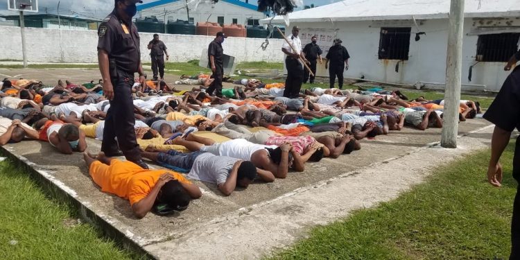 CONFIRMAN FUGA DE 28 REOS EN BELICE E INTENTO DE MOTÍN ESTE MARTES