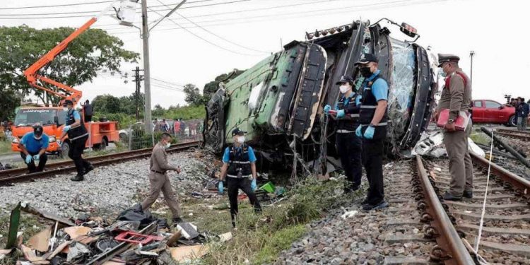 CHOQUE DE TREN CON AUTOBÚS DEJA AL MENOS 18 MUERTOS Y 44 HERIDOS
