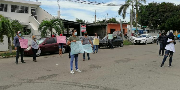 TRABAJADORES DE CASINOS SE MANIFIESTAN FRENTE A LA SESA
