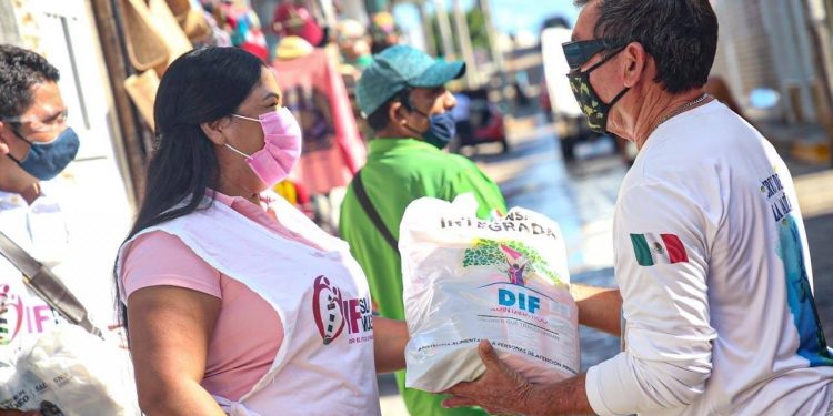 ENTREGAN DIF ESTATAL Y GOBIERNO MUNICIPAL APOYOS A COOPERATIVAS PESQUERAS, TURÍSTICAS, MALETEROS Y COMISIONISTAS