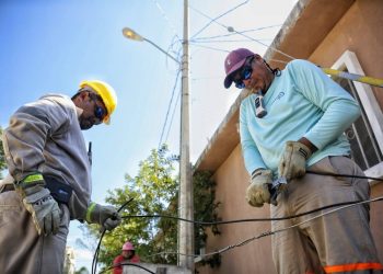 CONTINÚA GOBIERNO DE ISLA MUJERES REPARANDO LUMINARIAS EN RANCHO VIEJO TRAS PASO DEL HURACÁN