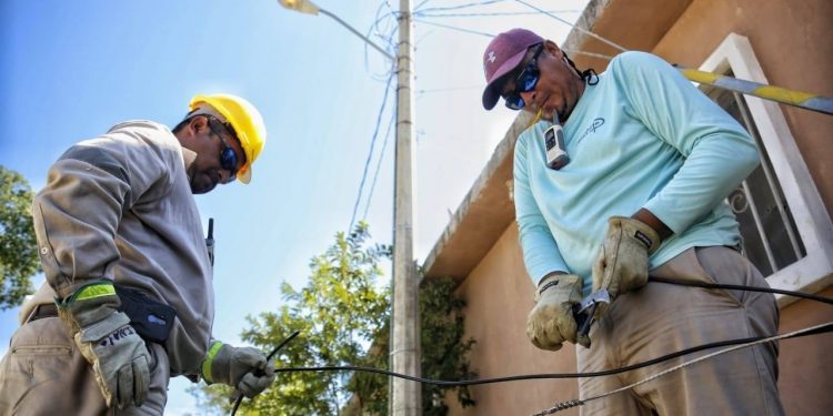 CONTINÚA GOBIERNO DE ISLA MUJERES REPARANDO LUMINARIAS EN RANCHO VIEJO TRAS PASO DEL HURACÁN