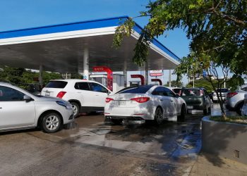 ABARROTADAS LAS GASOLINERAS EN PLAYA DEL CARMEN