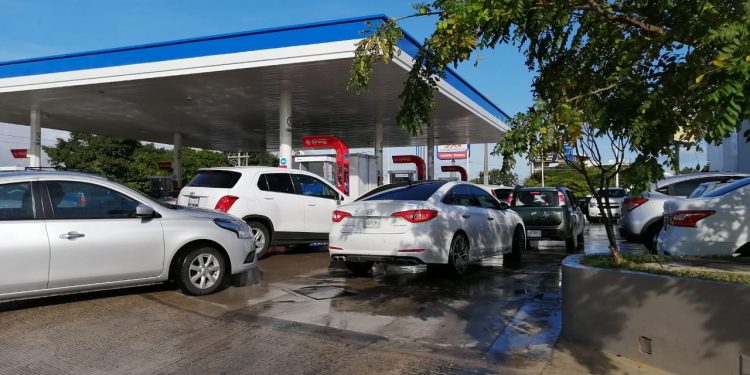 ABARROTADAS LAS GASOLINERAS EN PLAYA DEL CARMEN