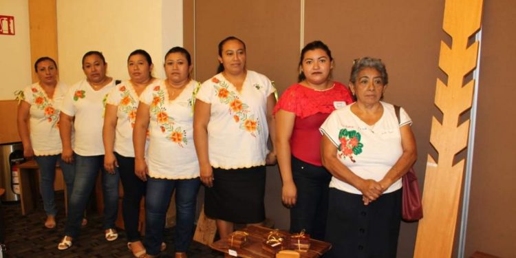 MUJERES MAYAS SALTAN A LA MODERNIDAD, VENDEN EN LÍNEA