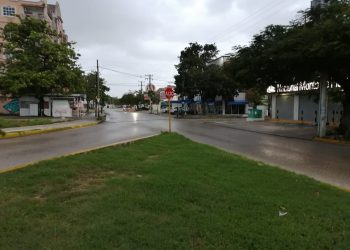 HURACÁN ZETA DEJA «DESIERTO» EL PRIMER CUADRO DE CANCÚN