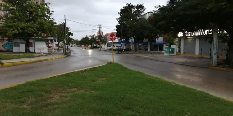 HURACÁN ZETA DEJA «DESIERTO» EL PRIMER CUADRO DE CANCÚN