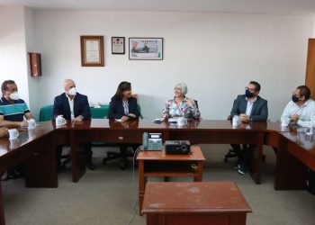ENTREGA LAURA FERNÁNDEZ AL TITULAR DEL CENAPRED EL ATLAS DE RIESGOS DE PUERTO MORELOS