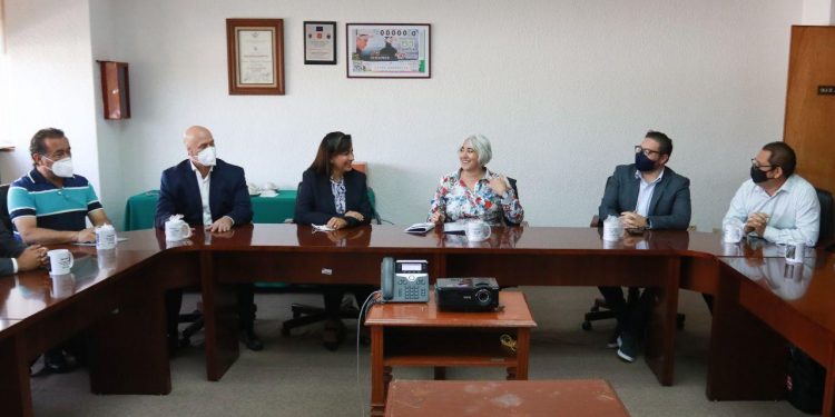 ENTREGA LAURA FERNÁNDEZ AL TITULAR DEL CENAPRED EL ATLAS DE RIESGOS DE PUERTO MORELOS