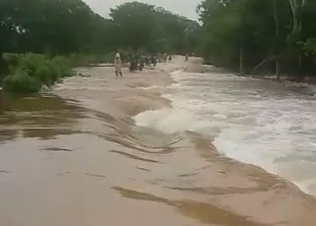 FRENTE FRÍO  NÚMERO 4 CAUSA RUPTURA DE UNA CARRETERA EN EL POBLADO DE MIGUEL ALEMÁN