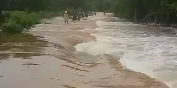 FRENTE FRÍO  NÚMERO 4 CAUSA RUPTURA DE UNA CARRETERA EN EL POBLADO DE MIGUEL ALEMÁN