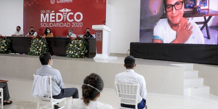 “LOS TENGO EN EL MÁS ALTO NIVEL DE APRECIO”; RECONOCE LAURA BERISTAIN A LOS MÉDICOS EN SU DÍA