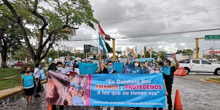 MARCHAN A FAVOR DE LA VIDA EN CANCÚN