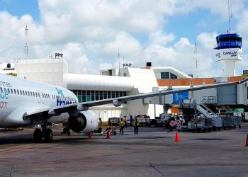 REPORTA EL AEROPUERTO DE CANCÚN 83 CANCELACIONES DE OPERACIONES AÉREAS POR “ZETA”
