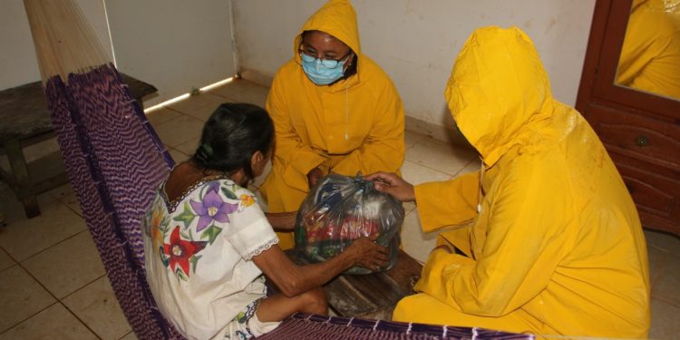 ENVÍAN AYUDA A PERSONAS DE LA TERCERA EDAD