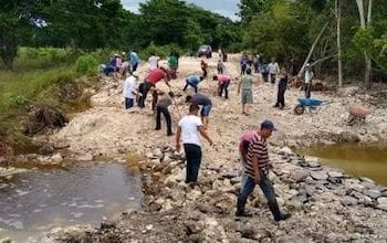 COLOCAN PIEDRAS, TIERRA Y UN “PUENTE” PROVISIONAL EN EL CAMINO DE ACCESO PARA PODER LLEVAR VÍVERES A LOS POBLADOS DE MIGUEL ALEMÁN Y RÍO VERDE