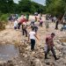 COLOCAN PIEDRAS, TIERRA Y UN “PUENTE” PROVISIONAL EN EL CAMINO DE ACCESO PARA PODER LLEVAR VÍVERES A LOS POBLADOS DE MIGUEL ALEMÁN Y RÍO VERDE