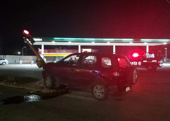 EBRIO CONDUCTOR SE IMPACTA CONTRA SEMÁFORO