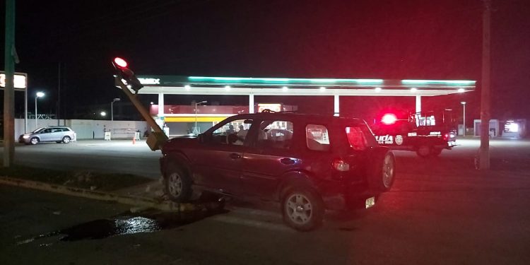 EBRIO CONDUCTOR SE IMPACTA CONTRA SEMÁFORO