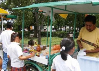 PRETENDE CABILDO DE BACALAR “UNIFORMAR” A VENDEDORES AMBULANTES