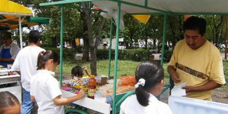 PRETENDE CABILDO DE BACALAR “UNIFORMAR” A VENDEDORES AMBULANTES