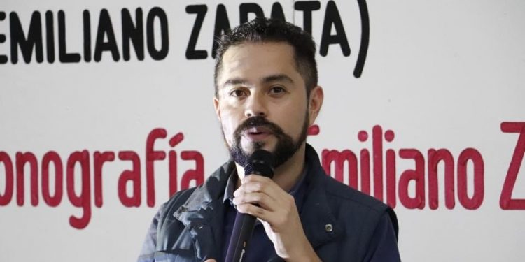 PRESENTA BISNIETO DE EMILIANO ZAPATA SU LIBRO EN PLAYA DEL CARMEN