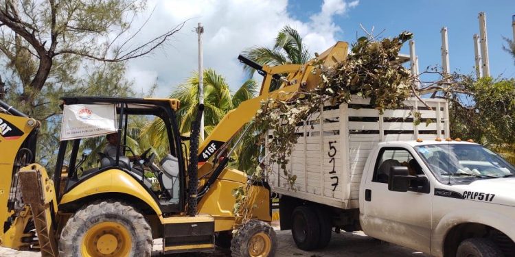 RECUPERAN DOS PLAYAS DE LAS CUATRO AFECTADAS POR “DELTA” EN CANCÚN